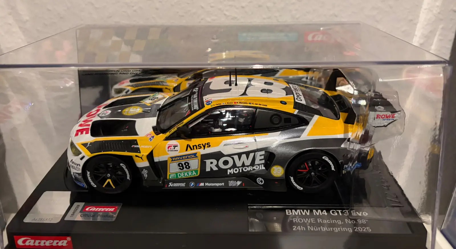 Carrera Digital 124 BMW M4 GT3 EVO von ROWE Racing mit der Startnummer 98